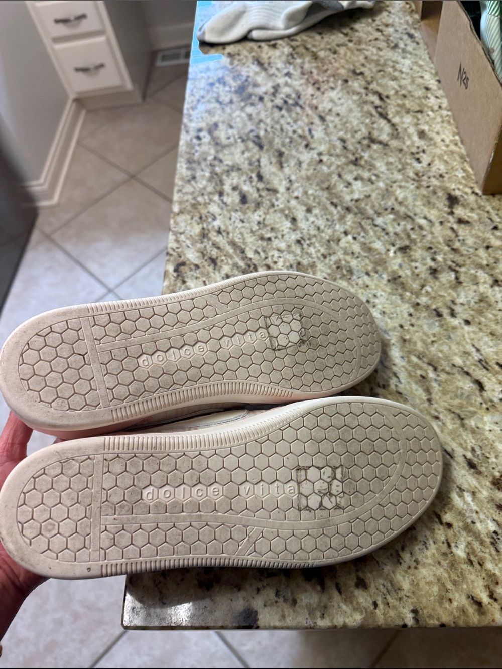 Byrdie Golf by Dolce Vita Women's Low-Top Fashion Sneakers in Pink and Cream - Picture 3 of 4